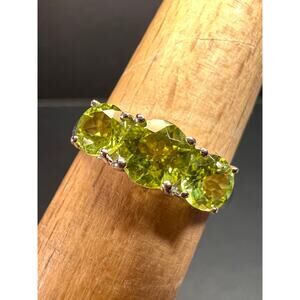 Vintage peridot three stone sterling silver ring size 7